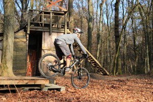 Fahrwerk ausfahren, sprich Arme u. Beine gerader machen, um Federweg zu generieren.