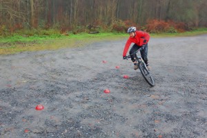 Vorausschauend mit dem Körper hingucken, wo man hin will – deine äußere Körperhälfte dreht sich ein u. das Bike neigt nach innen. Inneres Bein öffnen, Sattel berührt es (5ter Kontakt)