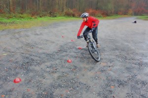 Zum Kurvenausgang schauen! Bei Bedarf die Bike-Neigung durch mehr Eindrehen von Hüfte und Beinensteigern,  Kurvenradius enger u. Traktion steigt.